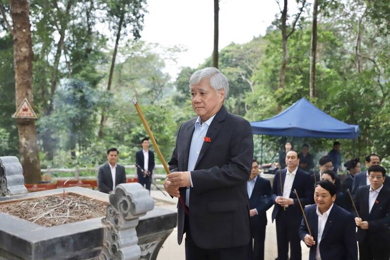 Pho Chu tich Thuong truc Quoc hoi Do Van Chien dang huong tai xa Tan Trao. Anh: Duc Thang