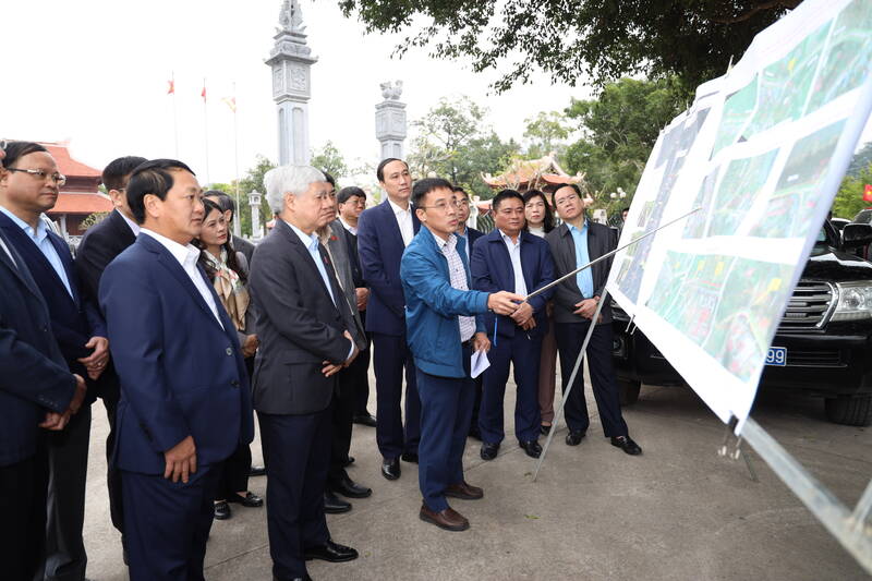 Permanent Vice Chairman of the National Assembly Do Van Chien and the working delegation visited and worked in Tuyen Quang. Photo: Duc Thang