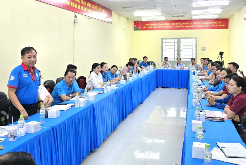 Can bo cong doan co so gop y cho du thao Dieu le Cong doan Viet Nam. Anh: Nam Duong