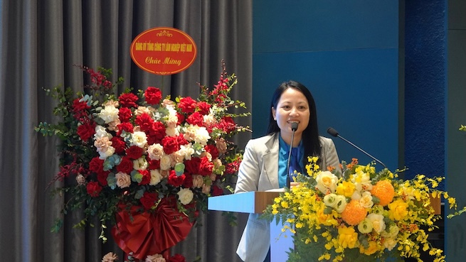 En la Conferencia la Sra. Phan Thi Hue - Vicepresidenta del Sindicato de Agricultura y Medio Ambiente de Vietnam - elogio las actividades de cuidado de los miembros del sindicato y los trabajadores del Sindicato de la Corporacion General Forestal de Vietnam. Foto: CDN