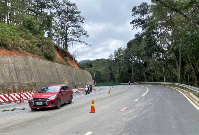 After a period of restoration, Prenn Pass - one of the gateways to Da Lat - was temporarily reopened to traffic from 9:00 a.m. on December 5. Photo: Phuc Khanh