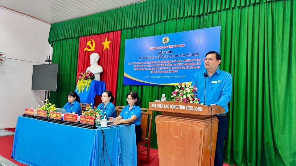 Mr. Nguyen Phuc Linh - Chairman of the Vinh Long Provincial Federation of Labor - delivered the opening speech at the expanded Executive Committee Conference. Photo: Hoang Loc