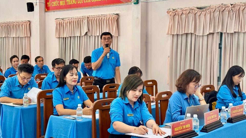 Dai bieu phat bieu tai Hoi nghi Ban Chap hanh mo rong LDLD tinh Vinh Long, gop y cac khau dot pha va van kien Dai hoi. Anh: Hoang Loc