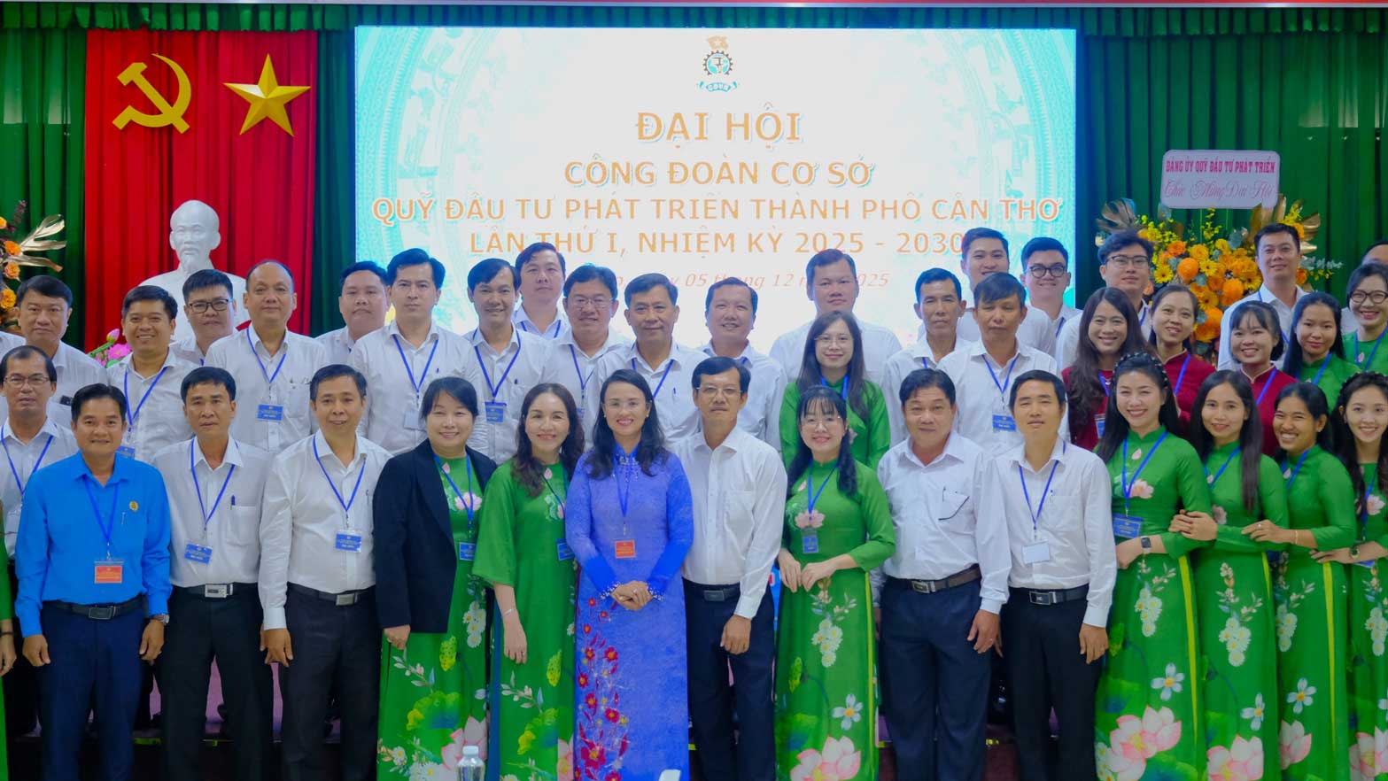 Cac dai bieu chup anh luu niem. Anh: My Ly