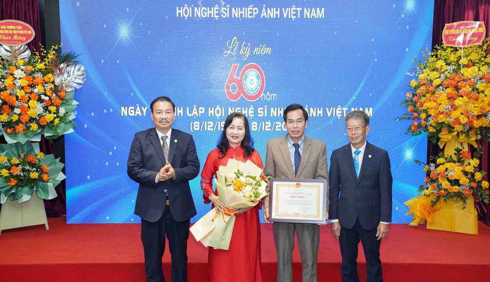 Ong Doan Thanh No - Pho Chu tich Lien hiep cac Hoi VHNTVN trao Bang khen cho Hoi NSNAVN