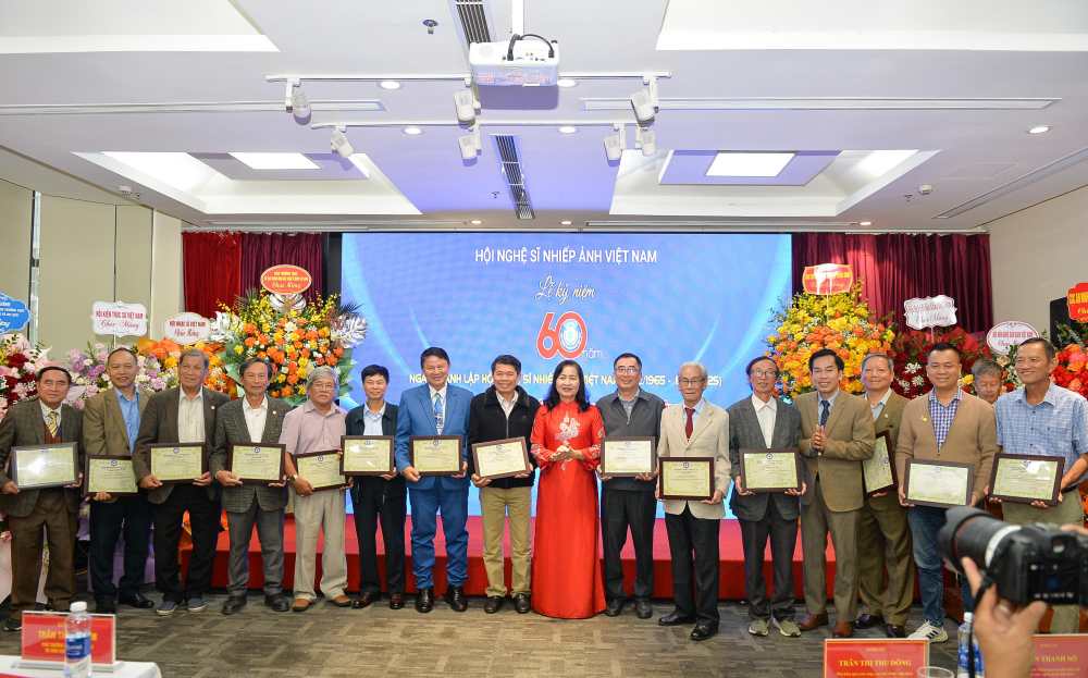 Cac nghe si nhiep anh duoc vinh danh tai buoi le. Anh: BTC
