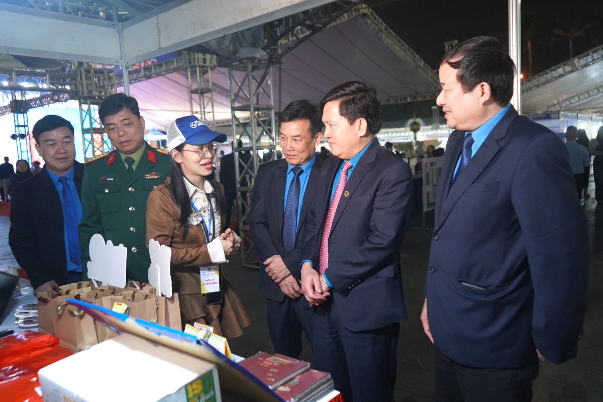 ベトナム労働総同盟のグエン・スアン・フン副会長は、ハイフォン市ジョブフェアの開会式に出席した。写真: マイ・ドゥン