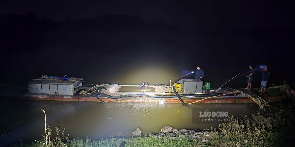 Đêm 2.12, lực lượng công an đột kích điểm tàu dừng để bơm cát lên bãi tập kết. Ảnh: PV