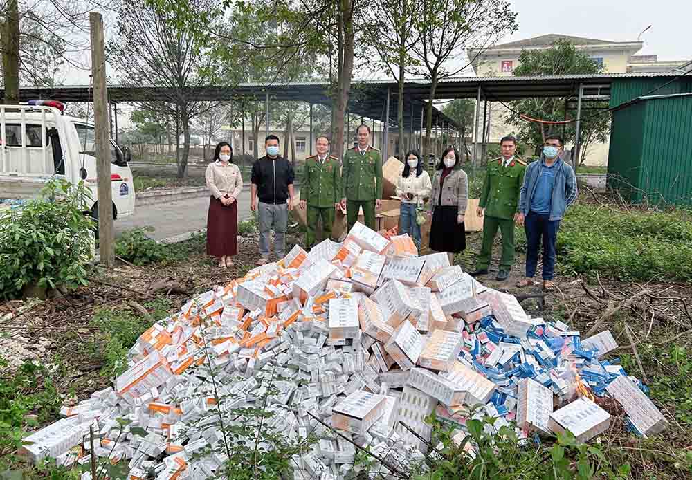 Số tân dược không rõ nguồn gốc bị tiêu hủy. Ảnh: Công an Hà Tĩnh.