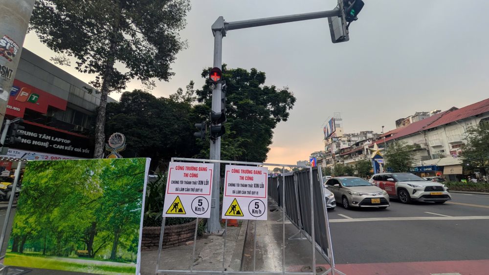 Dai phan cach tren tuyen Le Loi da duoc vay ton de thuc hien chinh trang Ảnh: Anh Tu  