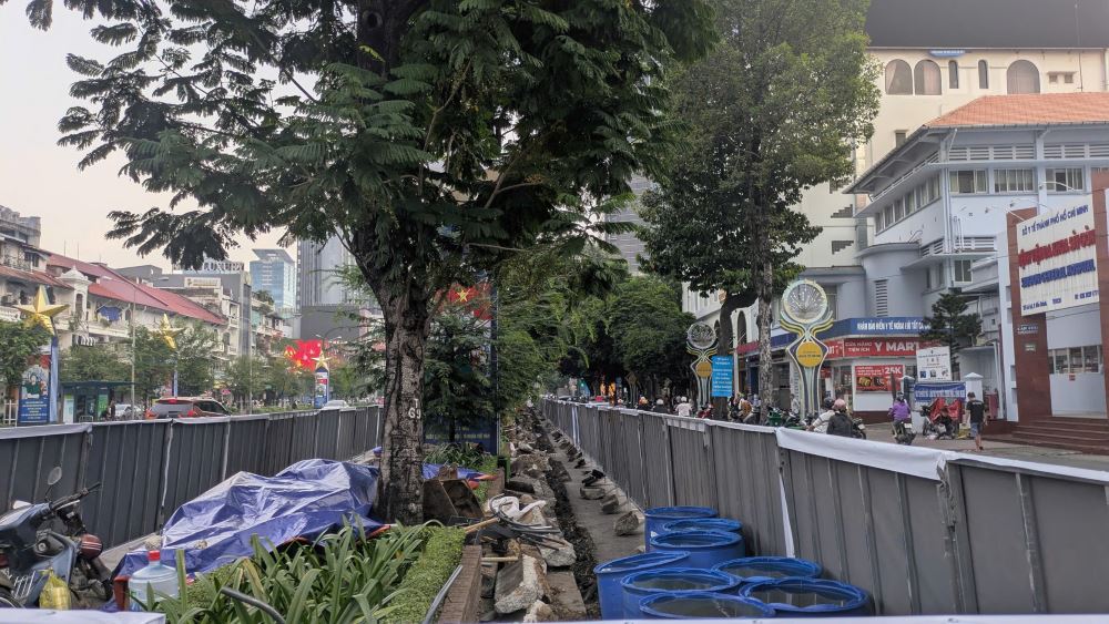 Trang thiet bi va vat tu duoc tap ket tren tuyen duong Le Loi de phuc vu cong tac chinh trang. Ảnh: Anh Tu