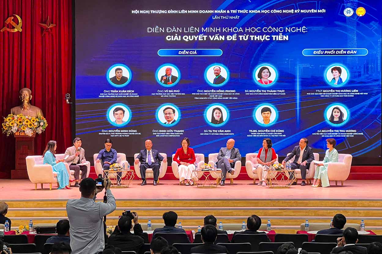 La session du Forum de l'Alliance KHCN - résolution des problèmes à partir de la pratique s'est déroulée lors de la conférence. Photo : Hữu Vũ