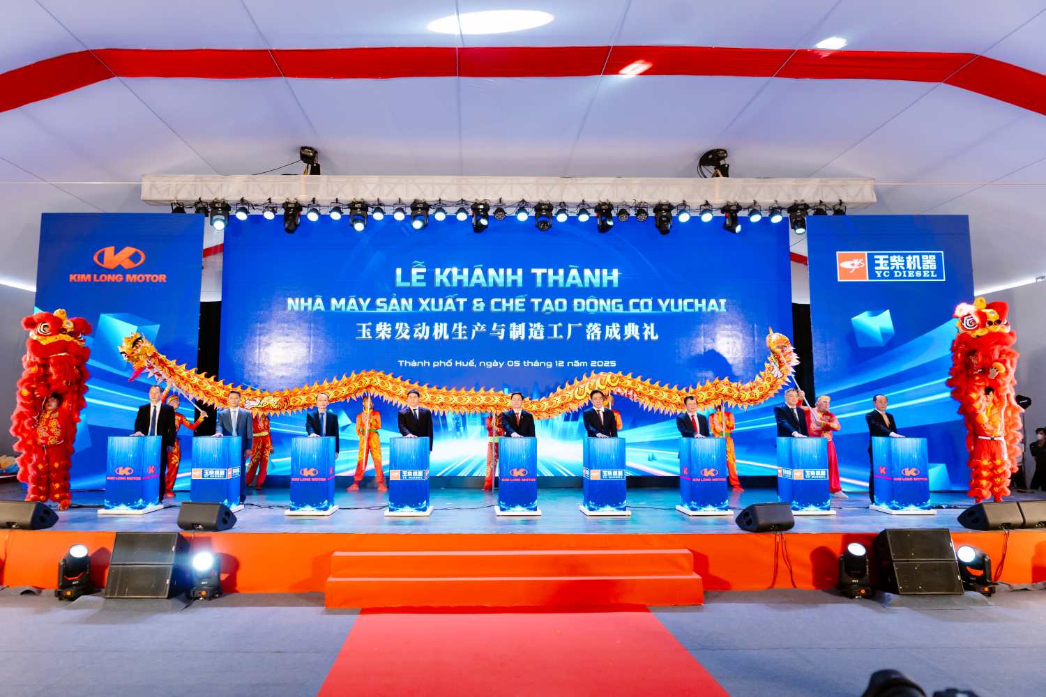 The big guys pressed the button to inaugurate the Yuchai engine manufacturing and manufacturing factory in Hue City. Photo: Kim Long