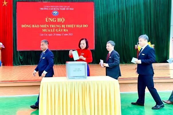 Can bo quan ly, doan vien Cong doan Truong Cao dang Nghe Yen Bai tham gia ung ho dong bao mien Trung. Anh: Mai Khang