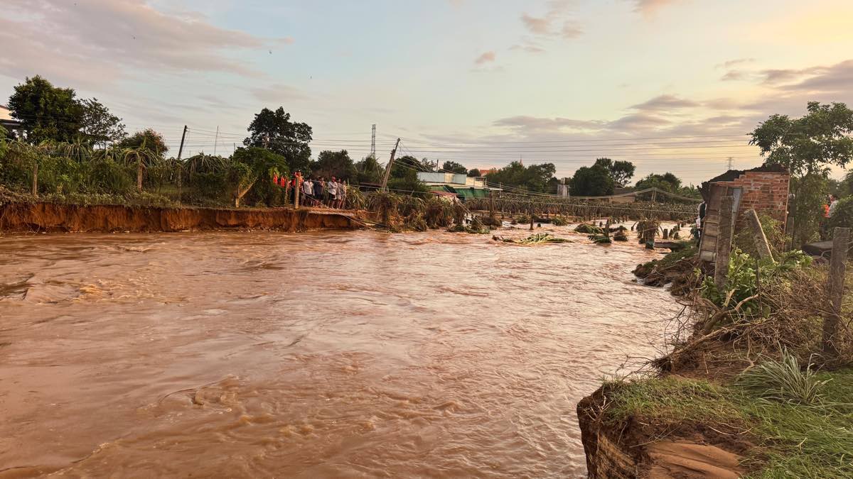 Chia cắt 2 bên bờ do sạt lở. Ảnh: Duy Tuấn 