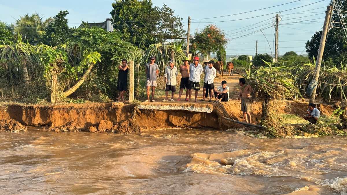 Người dân bên kia bờ bị chia cắt. Ảnh: Duy Tuấn 