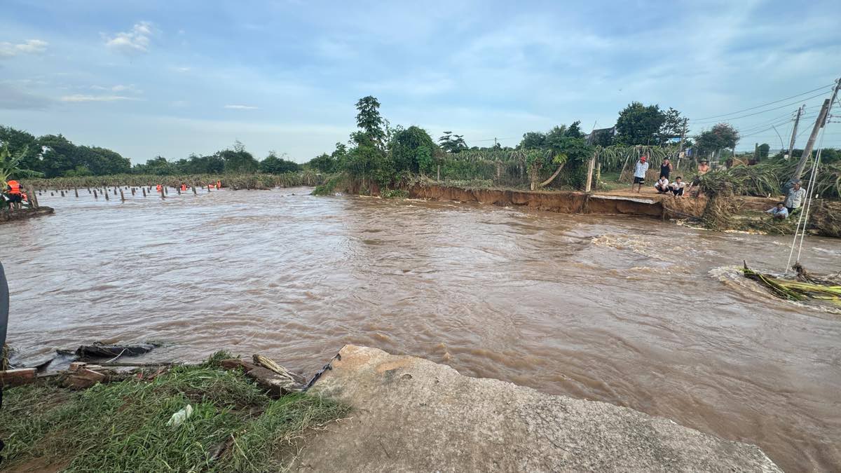 Đoạn đường dân sinh ở phường Hàm Thắng bị nước lũ cuốn trôi gây chia cắt 2 bên. Ảnh: Duy Tuấn 
