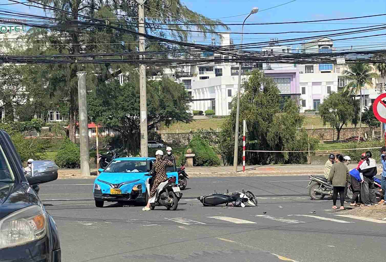 Hiện trường vụ tai nạn giao thông giữa xe máy và xe taxi. Ảnh: Phúc Khánh