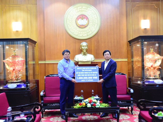 The Party Committee, government and people of Tuyen Quang province presented 1 billion VND to support the Central and Central Highlands provinces to overcome the consequences of storms and floods. Photo: Mat Tran.org.vn