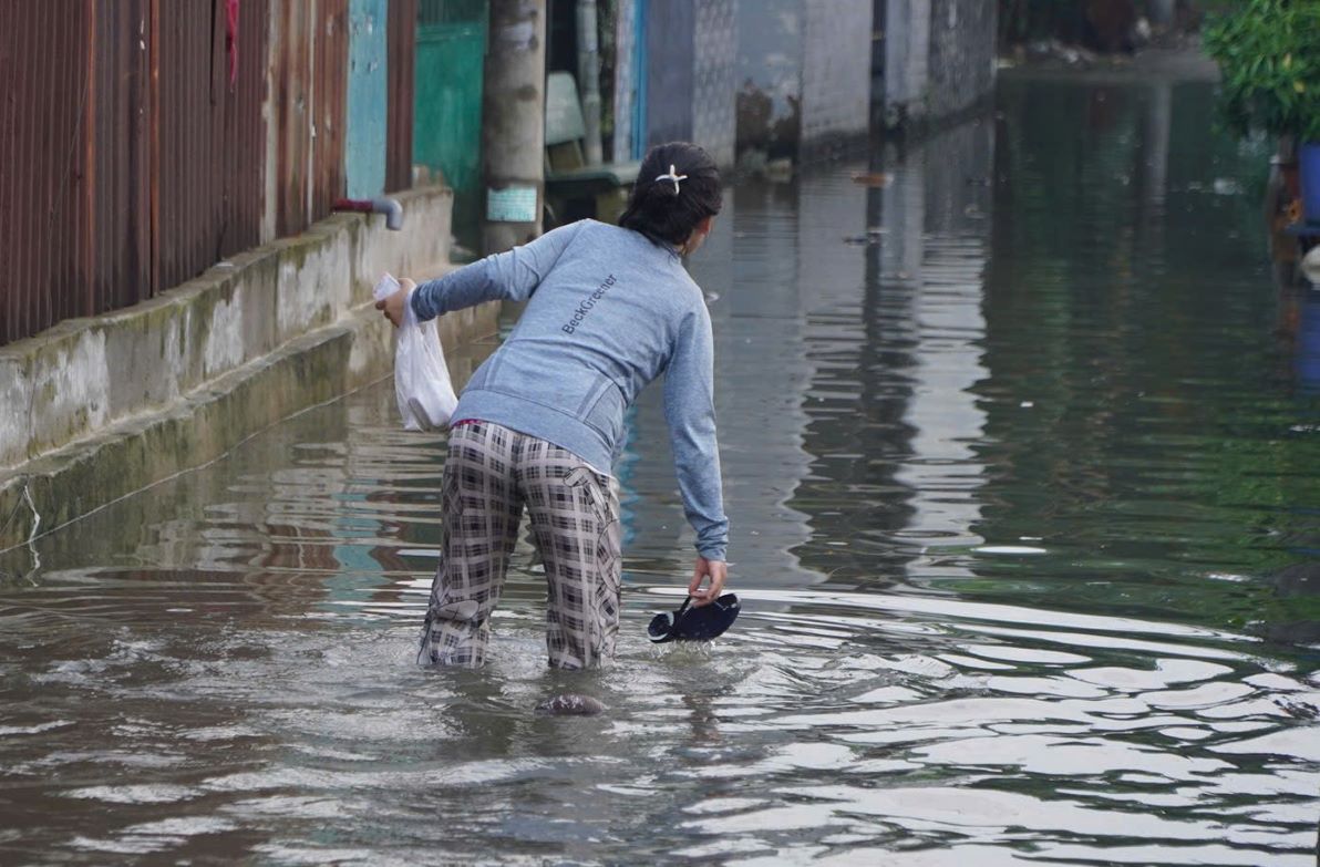 Nguoi phu nu suyt nga khi di chuyen qua doan duong ngap.