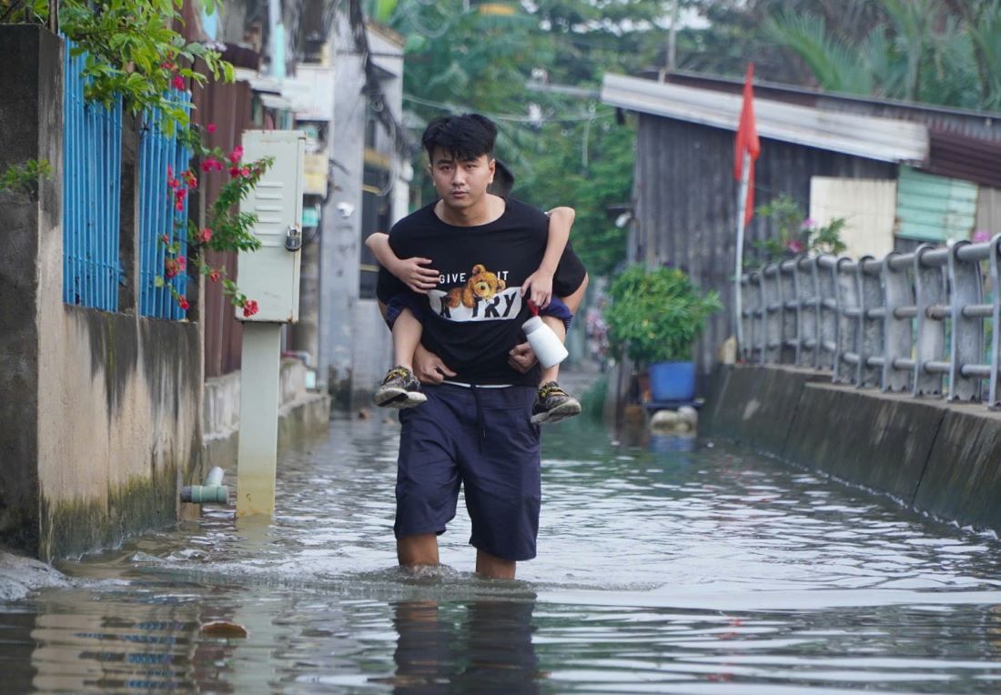 Tre em duoc nguoi lon cong qua doan ngap.