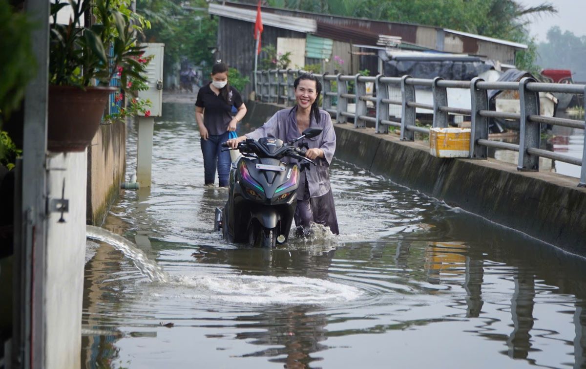 Nuoc ngap toi hon nua banh xe, mot so phuong tien bi chet may, buoc nguoi dan phai xuong dat bo ve nha.