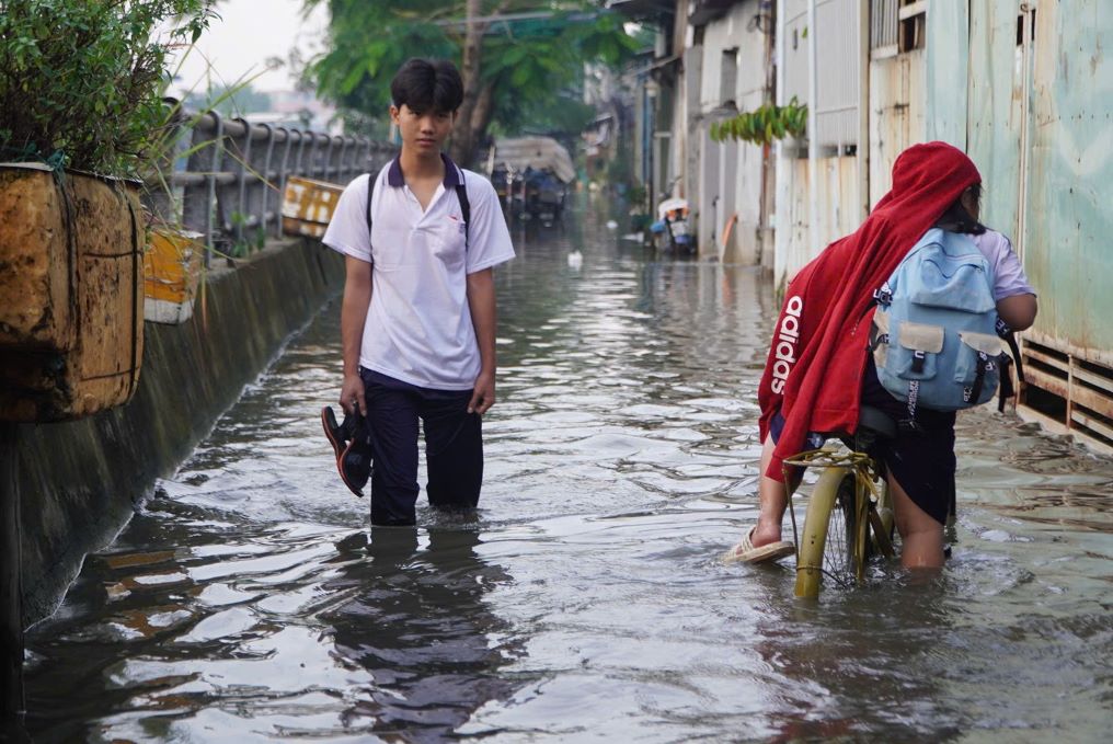 Ghi nhan cua Lao Dong, tai duong Rach Cung (phuong Binh Dong), tu khoang 16h, nuoc o kenh Doi da dang len, khien mat duong bi ngap sau tu 30-50cm.