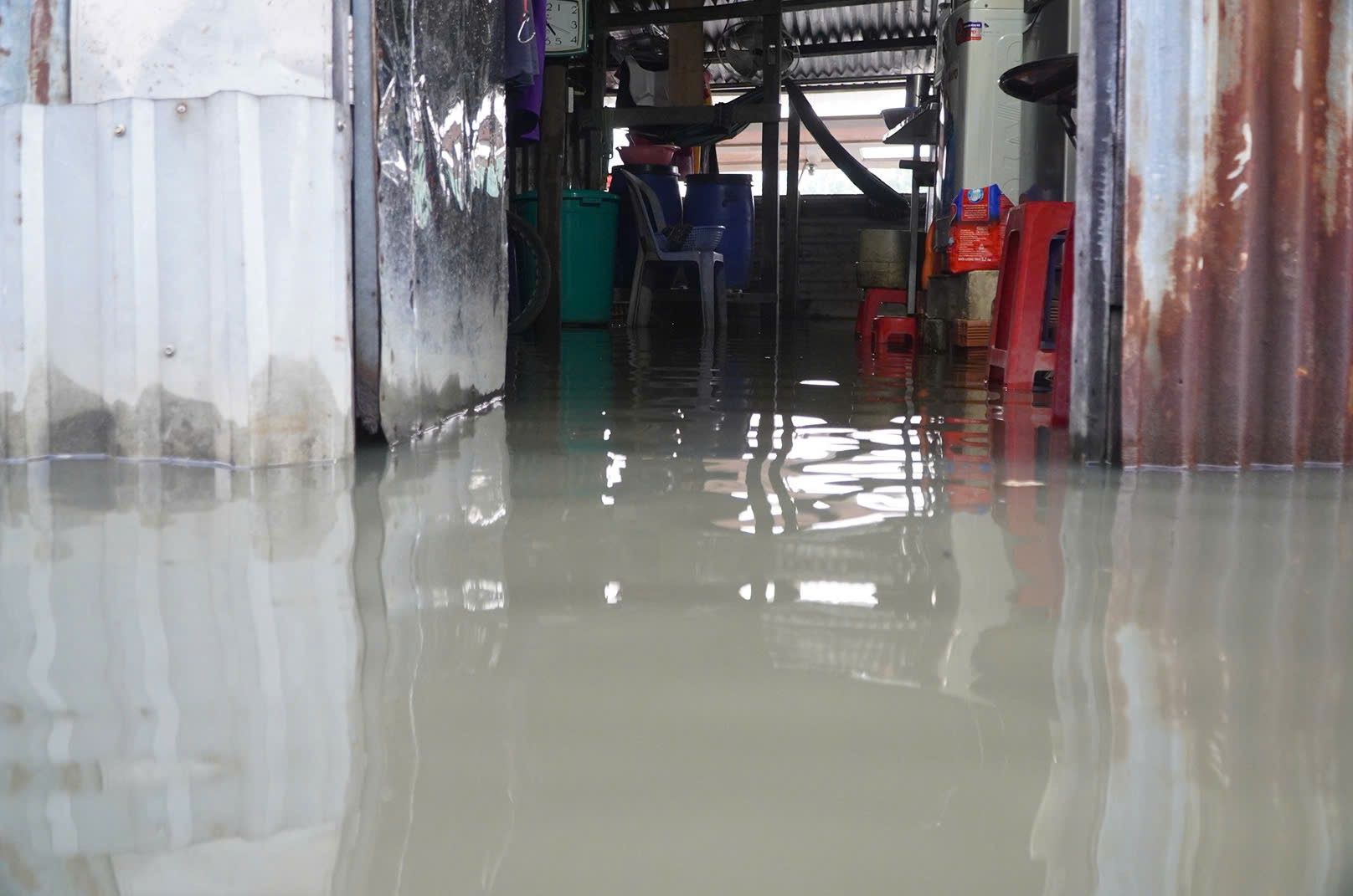 Den hon 17h, can nha cua ba Le da bi nuoc tran vao.