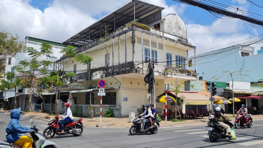 Tru so Ban bao ve cham soc suc khoe Tinh uy Bac Lieu cu, tai phuong Bac Lieu bo hoang nhieu nam lien. Anh: Nhat Ho