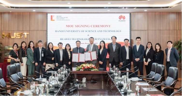 Signing ceremony of the Memorandum of Understanding on cooperation between the University of Technology and Huawei Vietnam. Photo: Huawei Vietnam