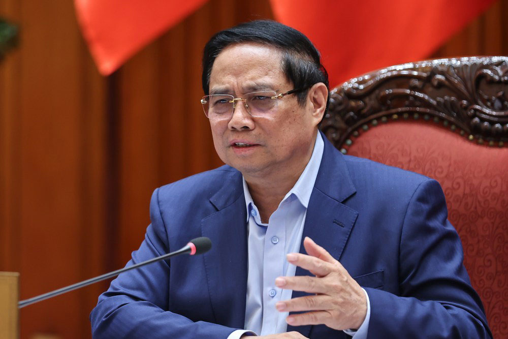 El miembro del Buro Politico y Primer Ministro Pham Minh Chinh solicito la investigacion y la implementacion de proyectos para superar la contaminacion y gestionar la calidad del aire. Foto: Nhat Bac