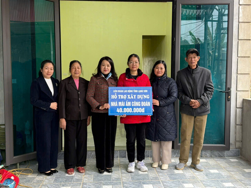 省労働組合連盟の代表団が、「労働組合の温かい家」建設支援資金を組合員のグエン・ティ・トゥーに贈呈。写真:ミン・ゴック