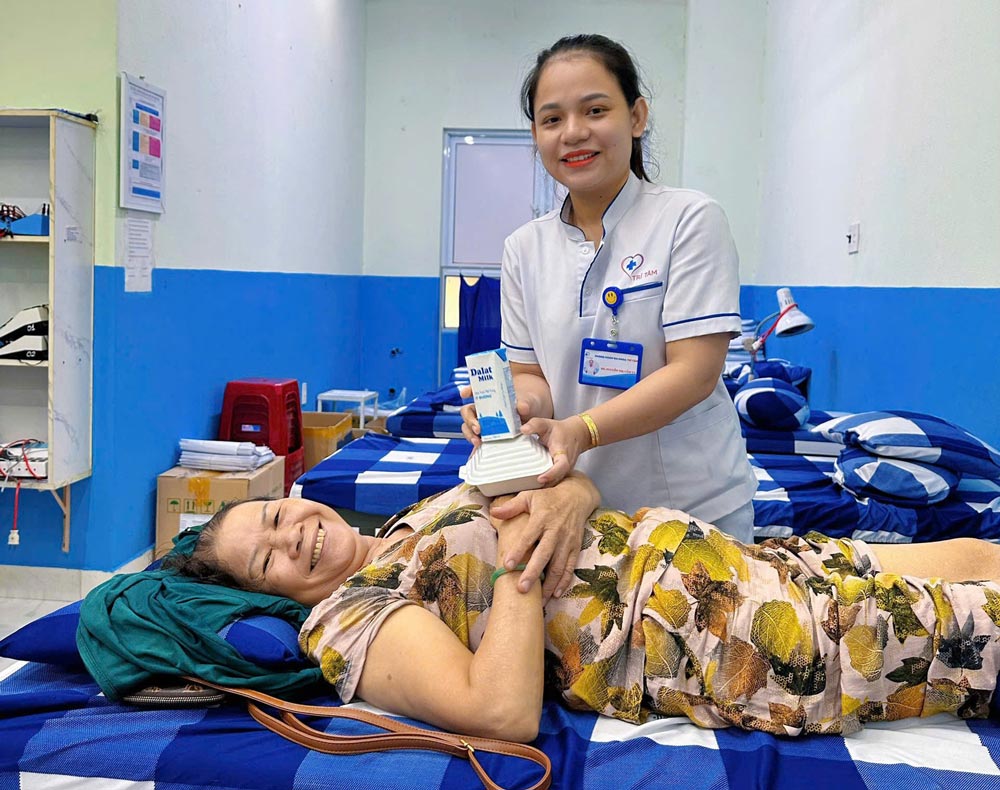 El Sindicato de la Clinica Policlinica Tri Tam (Ti Tam Medical Co. Ltd.) organiza el Programa 'Almuerzo de amor'. Foto: Sindicato de Da Nang.