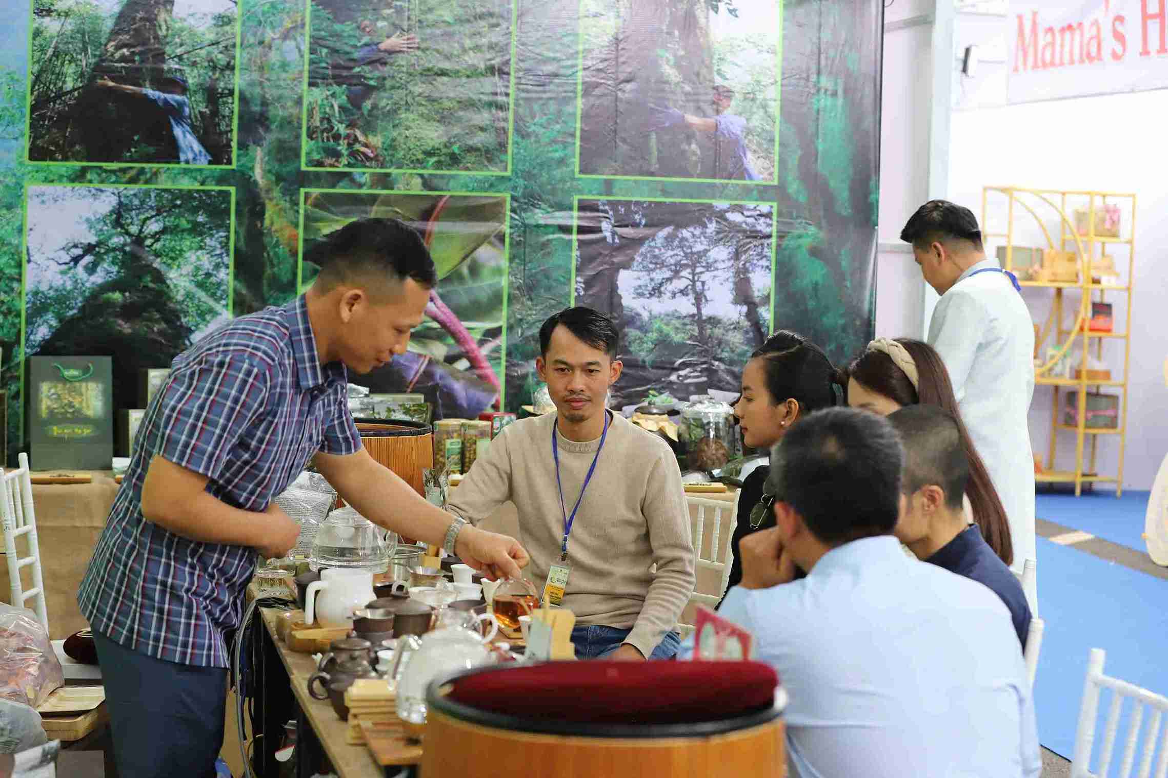 Du khách thưởng thức nhiều sản phẩm từ trà tại triển lãm. Ảnh: Phúc Khánh