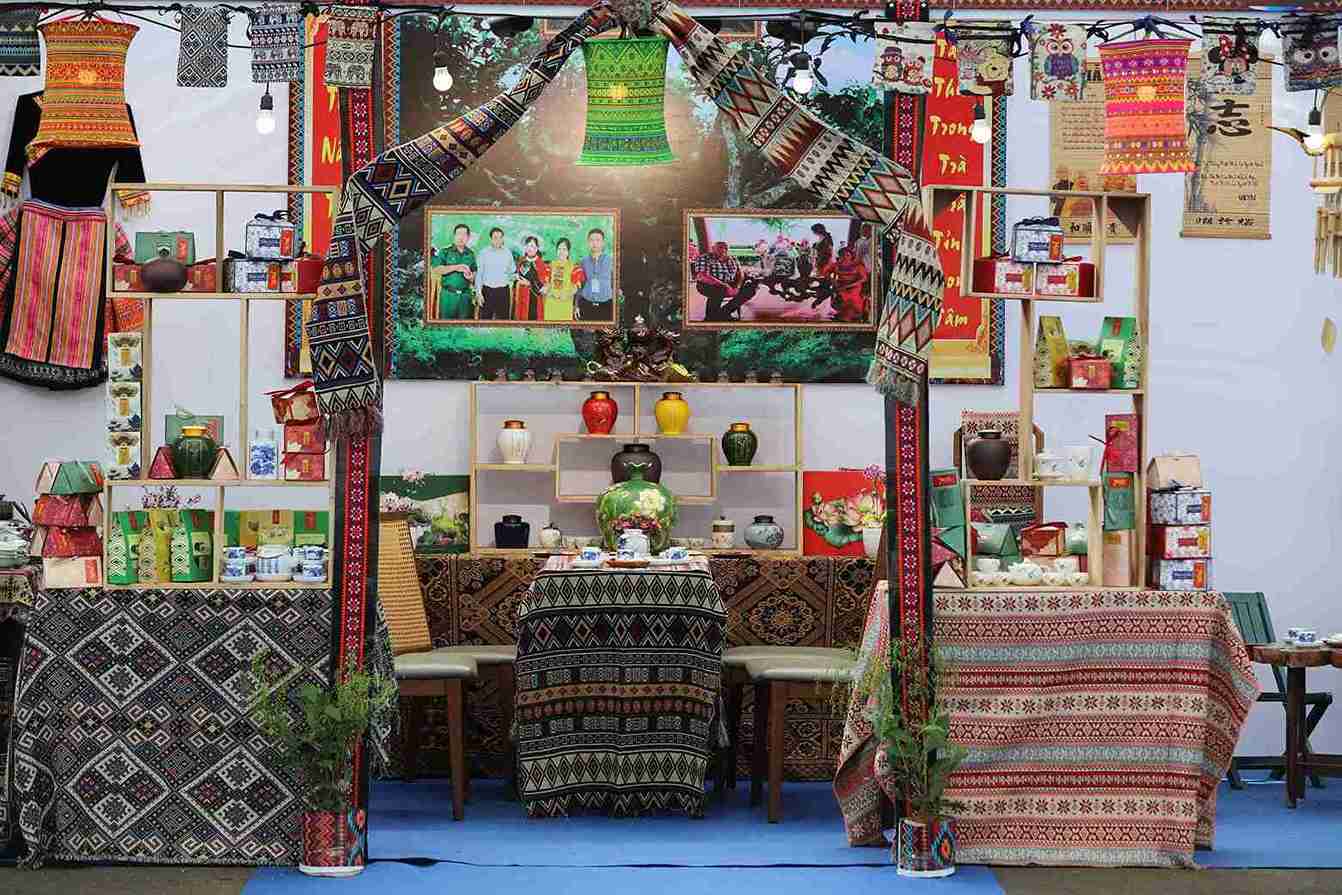 Các sản phẩm dệt thổ cẩm của đồng bào Tây Nguyên được trưng bày, giới thiệu tại triển lãm. Ảnh: Phúc Khánh