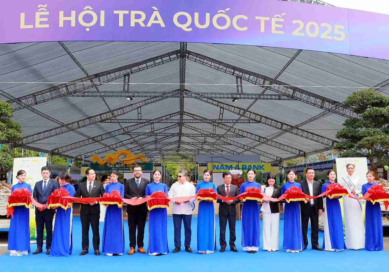 Ban tổ chức cắt băng khai trương không gian triển lãm trà. Ảnh: Phúc Khánh 