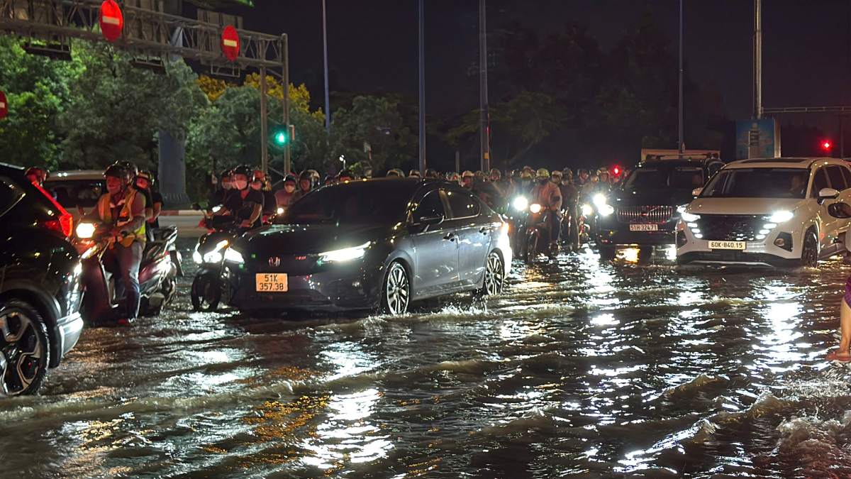 Nuoc ngap sau, cac xe di chuyen cham gay un u. Anh: Nhu Quynh