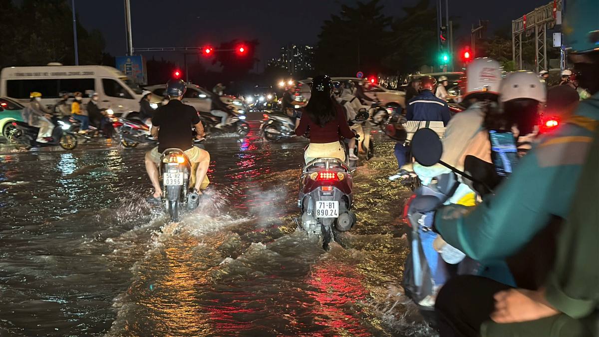 Trieu cuong gay ngap o ham Thu Thiem, phuong tien luu thong qua day kho khan. Anh: Nhu Quynh