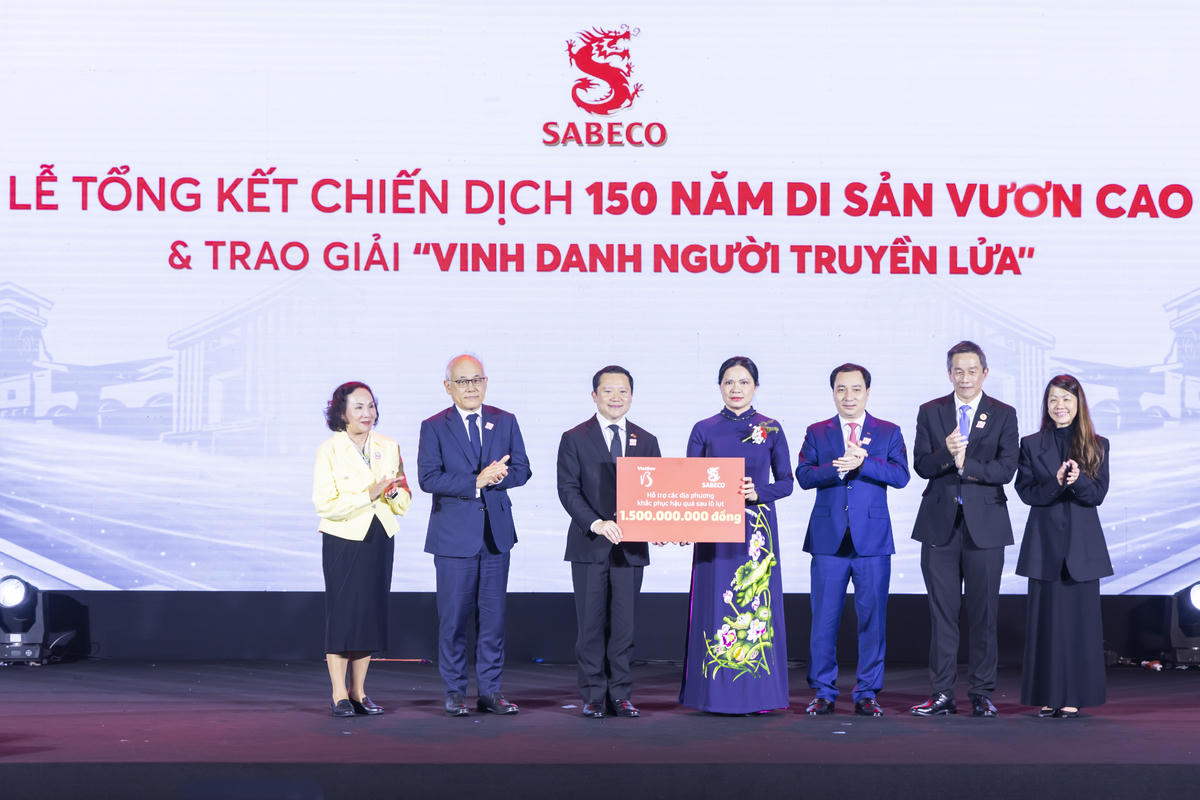 Tại buổi lễ, Sabeco và Công ty TNHH VietBev đã trao khoản hỗ trợ 1,5 tỉ đồng để chung tay giúp người dân khu vực Nam Trung Bộ khắc phục hậu quả sau đợt lũ vừa qua. Ảnh: Quang Vinh 