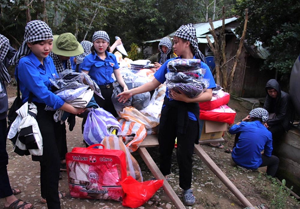 Estudiantes voluntarios de la Universidad de Da Nang traen regalos a zonas remotas y aisladas. Foto: Universidad de Da Nang.