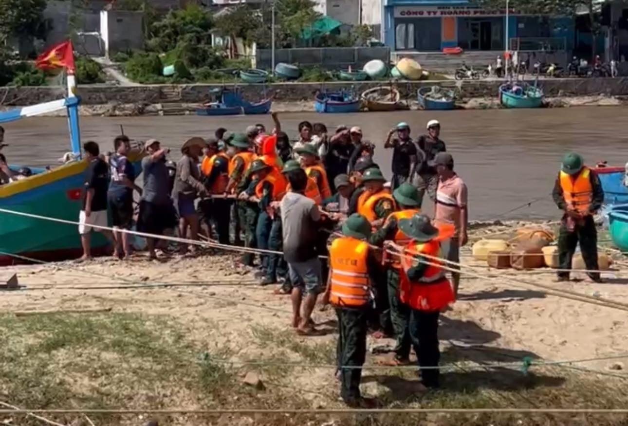 Ngu dan cung bo doi truc vot tau thuyen bi chim, hu hong o cang Lien Huong. Anh: Pham Duy 