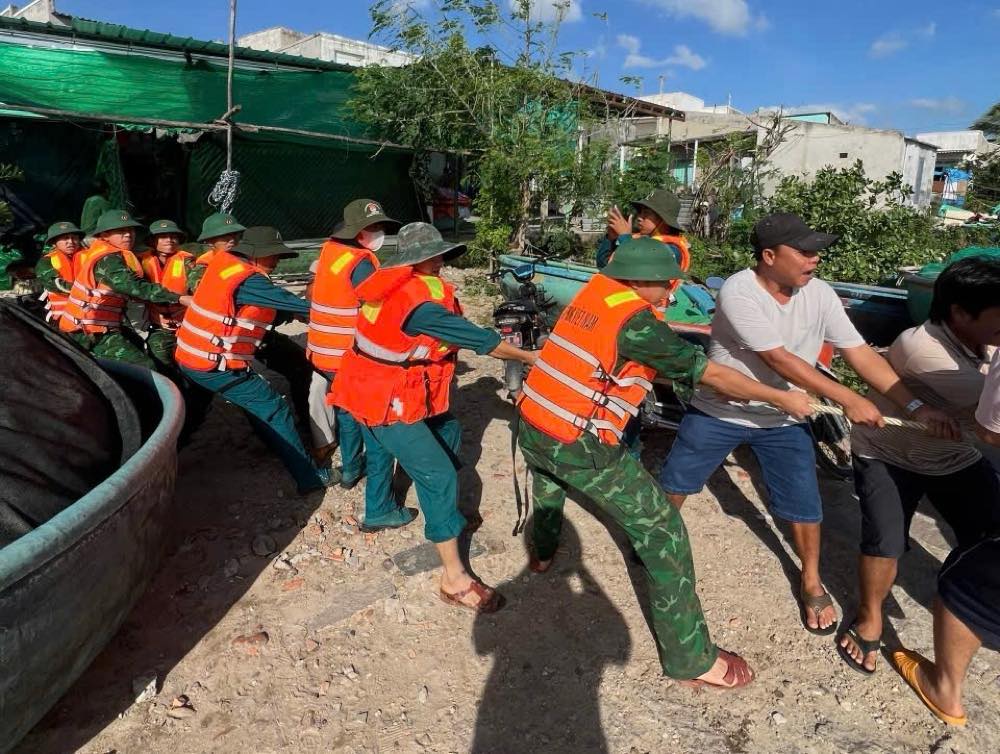 Hop suc keo tau ca bi chim o cua bien Lien Huong. Anh: Pham Duy 