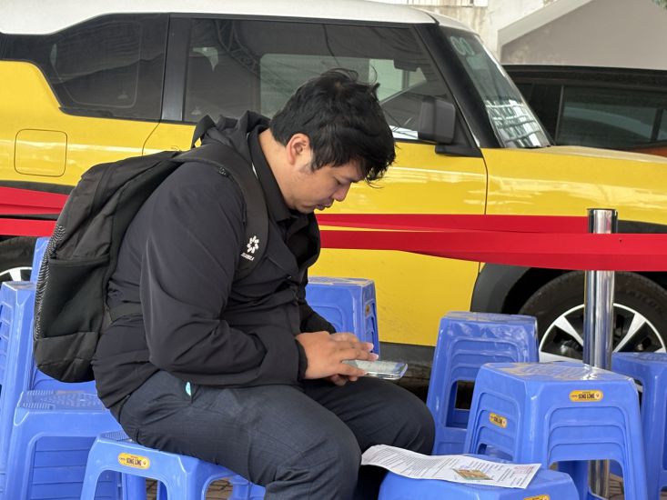 A worker checks the documents for buying social housing. Photo: Bao Han