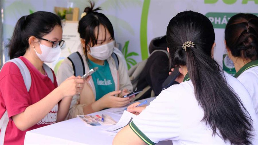 Muchos estudiantes y trabajadores estan buscando trabajos temporales para aumentar sus ingresos para celebrar el Tet. Foto: My Ly