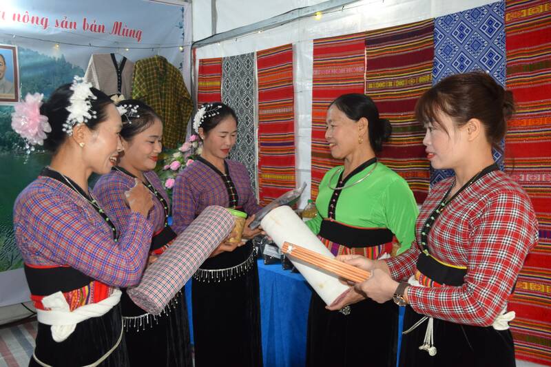 Gian hang tai Ngay hoi van hoa cac dan toc xa Tan Phong. Anh: Truong Son