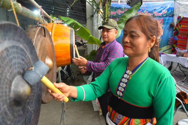 Hoat dong van hoa dan toc Muong tai Ngay hoi. Anh: Truong Son