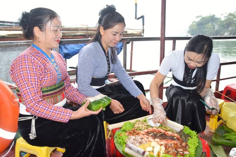 Cac doi thi am thuc chuan bi mam co truyen thong tren song Da. Anh: Truong Son