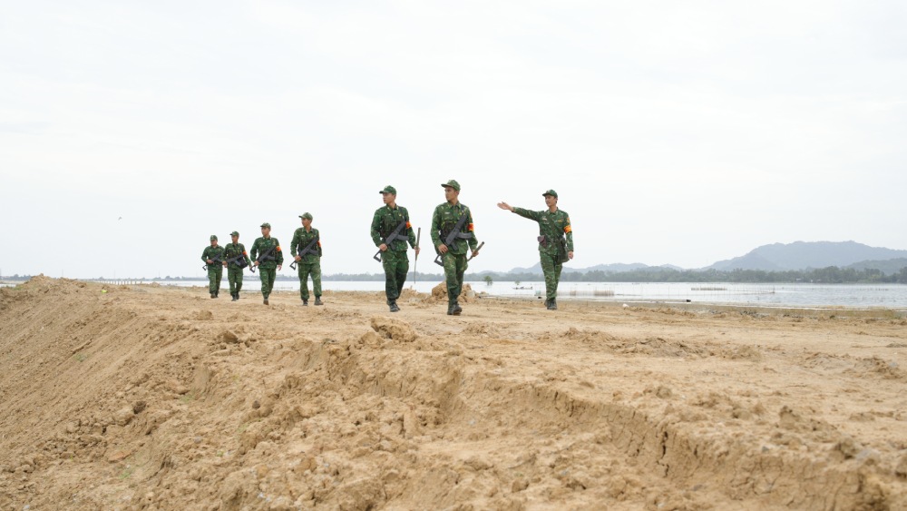 Cán bộ, chiến sĩ đồn Biên phòng cửa khẩu Quốc tế Tịnh Biên tuần tra bảo vệ biên giới. Ảnh: Tiến Vinh
