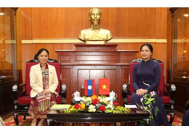 Ms. Ha Thi Nga - Member of the Party Central Committee, Vice Chairman of the Central Committee of the Vietnam Fatherland Front and Ms. In-la- Van Keo-bun-phan, Member of the Party Central Committee, Permanent Vice Chairman of the Central Committee of the Lao Fatherland Front. Photo: Mat Tran.org.vn