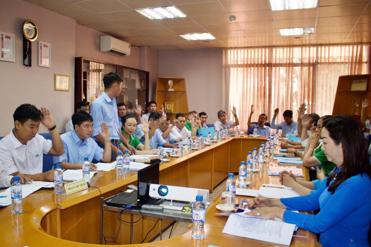 Các đại biểu biểu quyết thông qua tại Đại hội. 